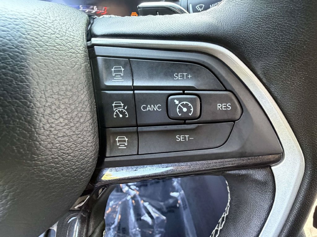 Used 2022 Jeep Grand Cherokee Altitude AWD/4WD image 23