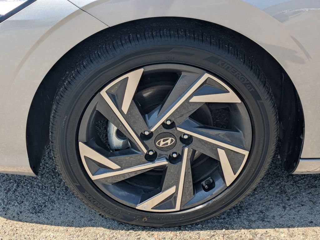 Used 2025 Hyundai Elantra Limited FWD image 10
