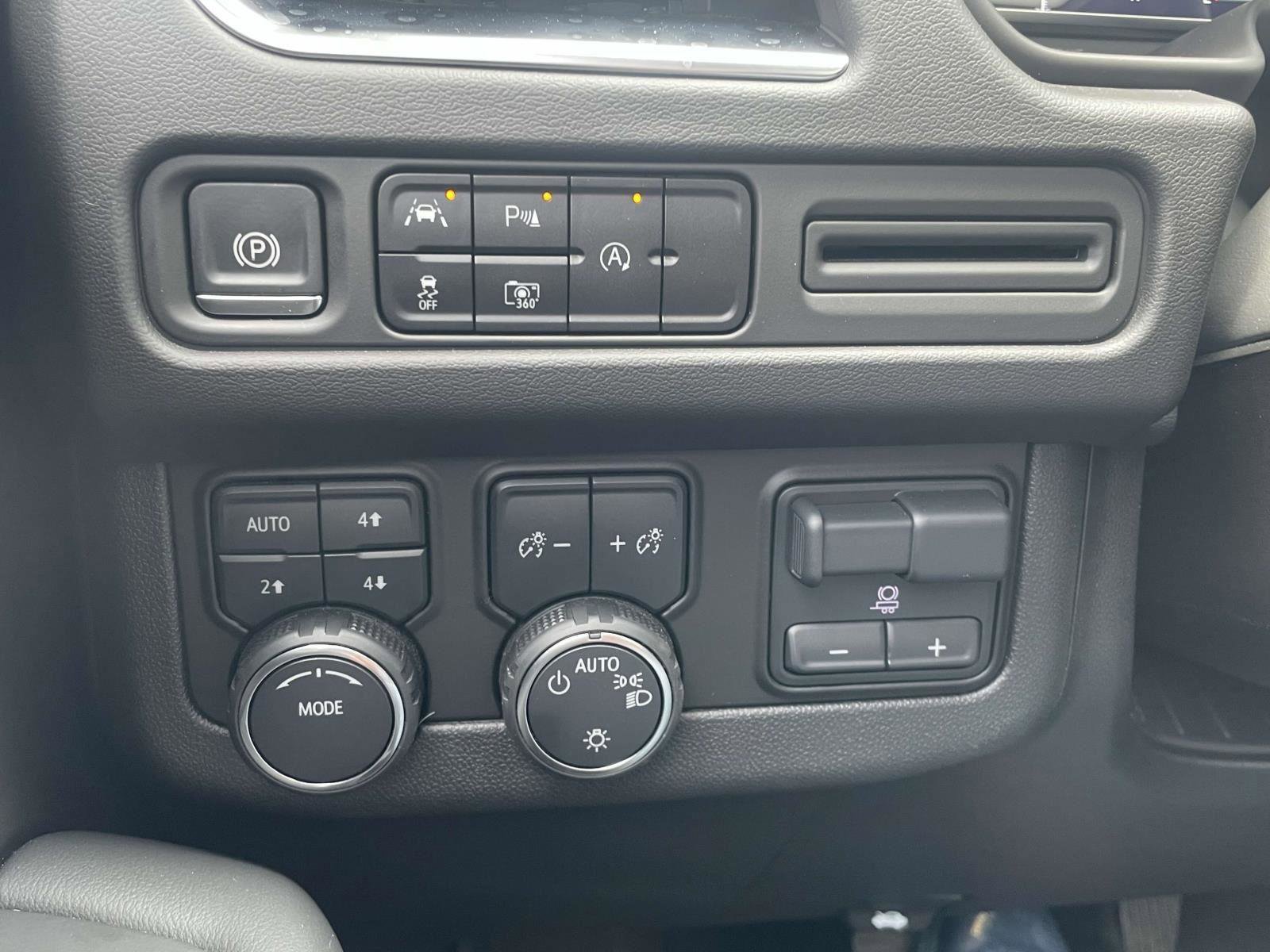 Certified 2024 Chevrolet Suburban RST w/ Sport Performance Package image 14