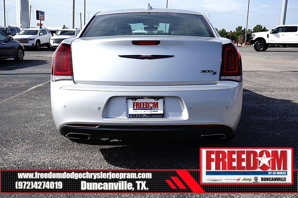 Used 2023 Chrysler 300 S RWD image 4