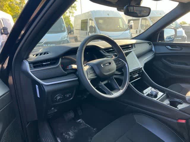 Used 2023 Jeep Grand Cherokee Altitude AWD/4WD image 2
