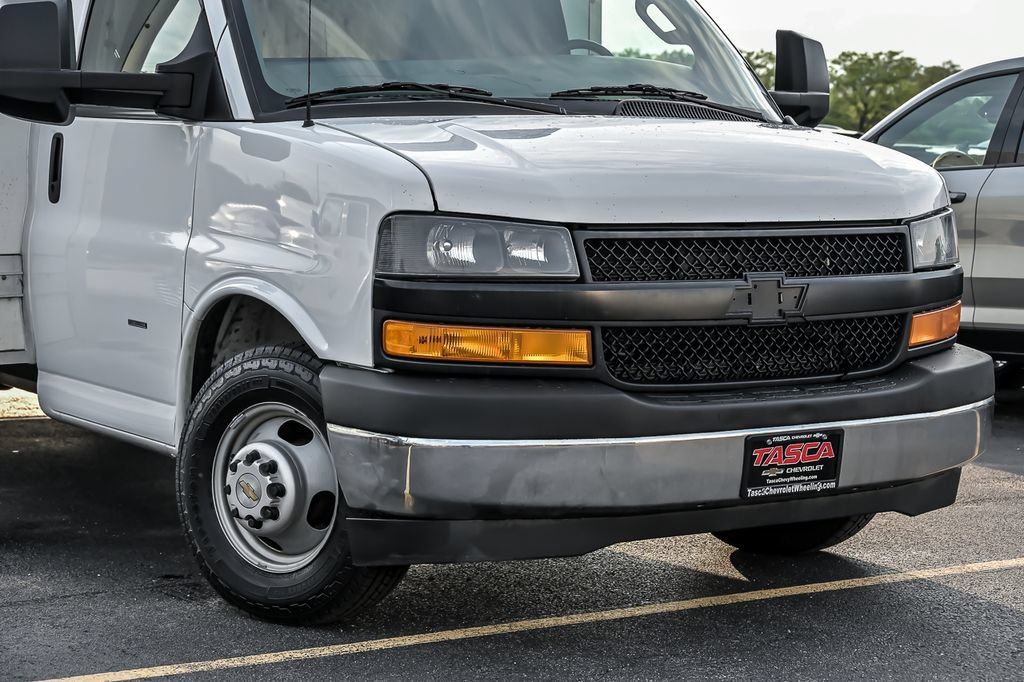 Used 2018 Chevrolet Express 3500 Extended w/ Power Convenience Package RWD image 3