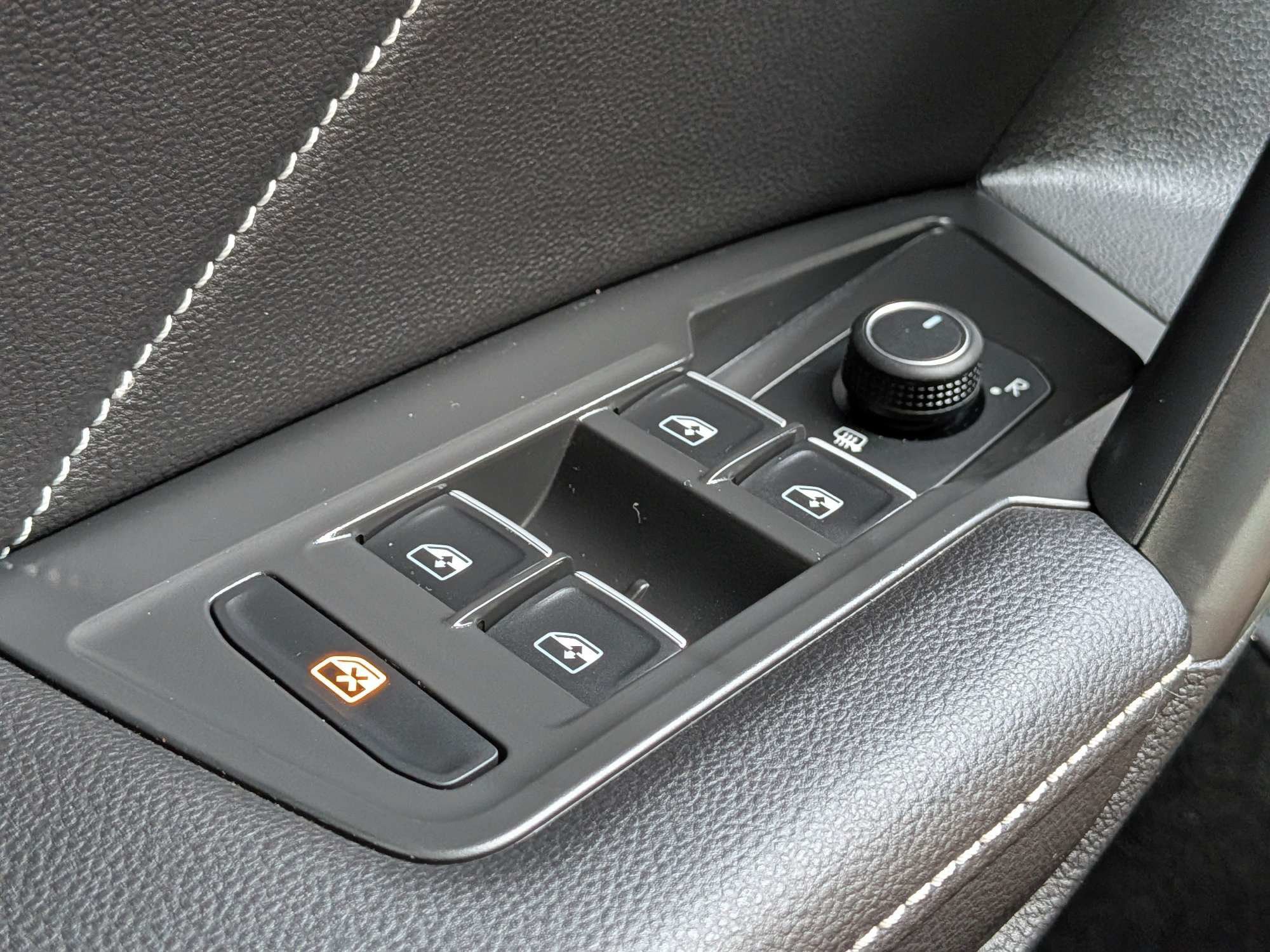 Used 2024 Volkswagen Tiguan SE R-Line FWD image 25
