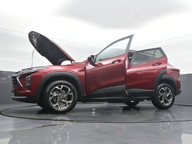 Used 2024 Chevrolet Trax LT w/ Sunroof Package FWD image 57