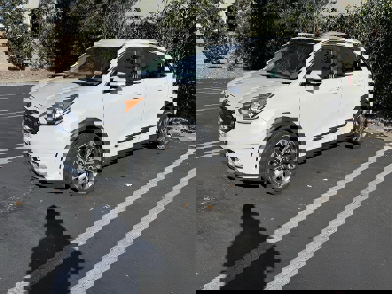 Used 2017 Kia Niro Touring w/ Advanced Technology Package image 4