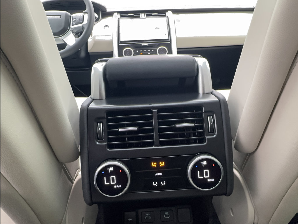 Used 2025 Land Rover Discovery Dynamic SE AWD/4WD image 44
