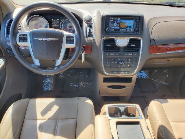Used 2015 Chrysler Town & Country Touring FWD image 20