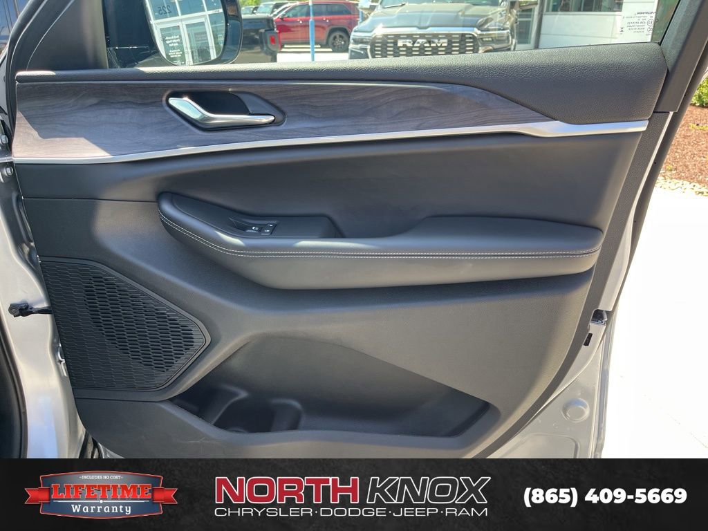 Used 2025 Jeep Grand Cherokee Limited AWD/4WD image 26