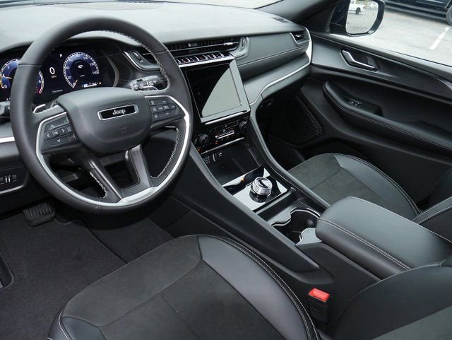 New 2025 Jeep Grand Cherokee Altitude image 13