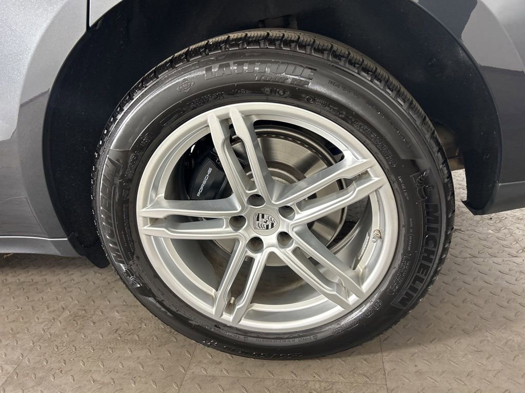 Certified 2025 Porsche Macan image 13