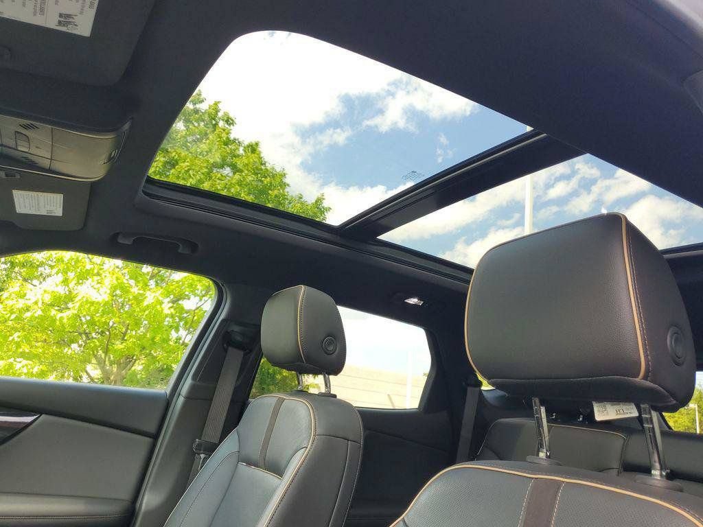 Used 2019 Chevrolet Blazer Premier w/ Sun and Wheels Package AWD/4WD image 7