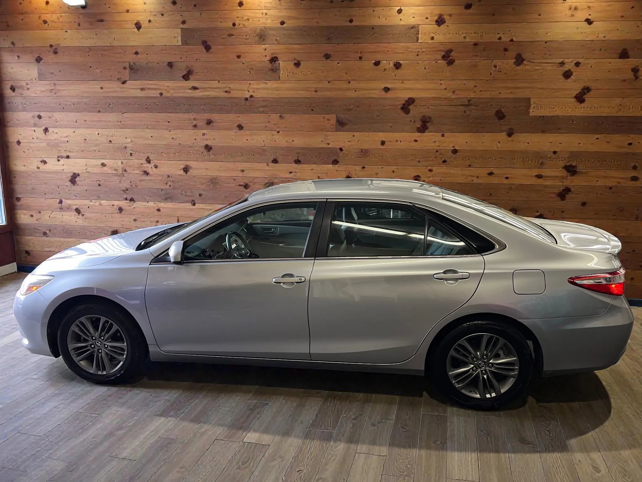 Used 2017 Toyota Camry SE FWD image 4