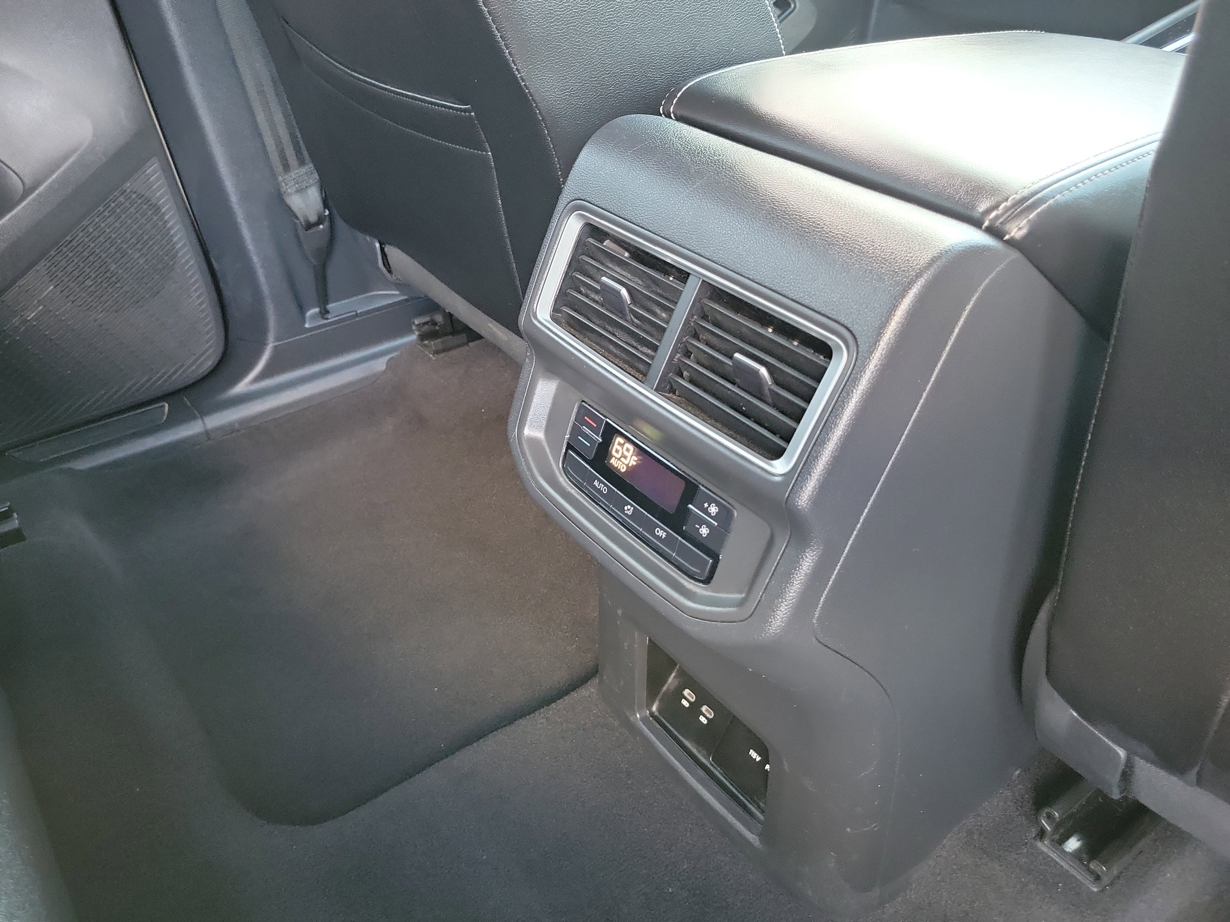 Used 2024 Volkswagen Atlas SE image 21