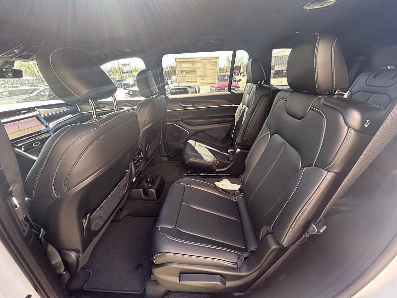 New 2026 Jeep Grand Cherokee L Limited w/ Limited Altitude Package AWD/4WD image 16