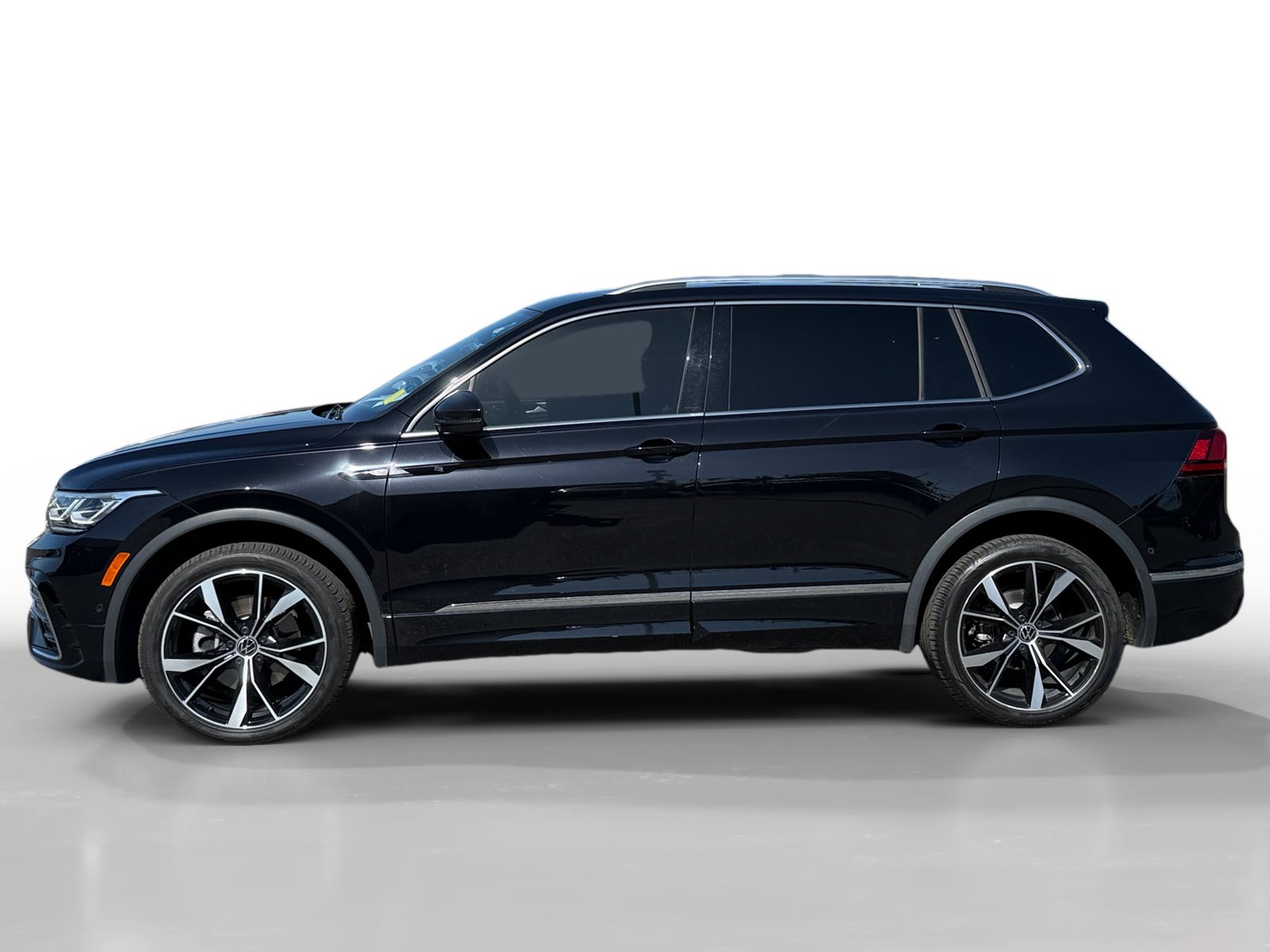 Certified 2024 Volkswagen Tiguan SEL R-Line AWD/4WD image 2