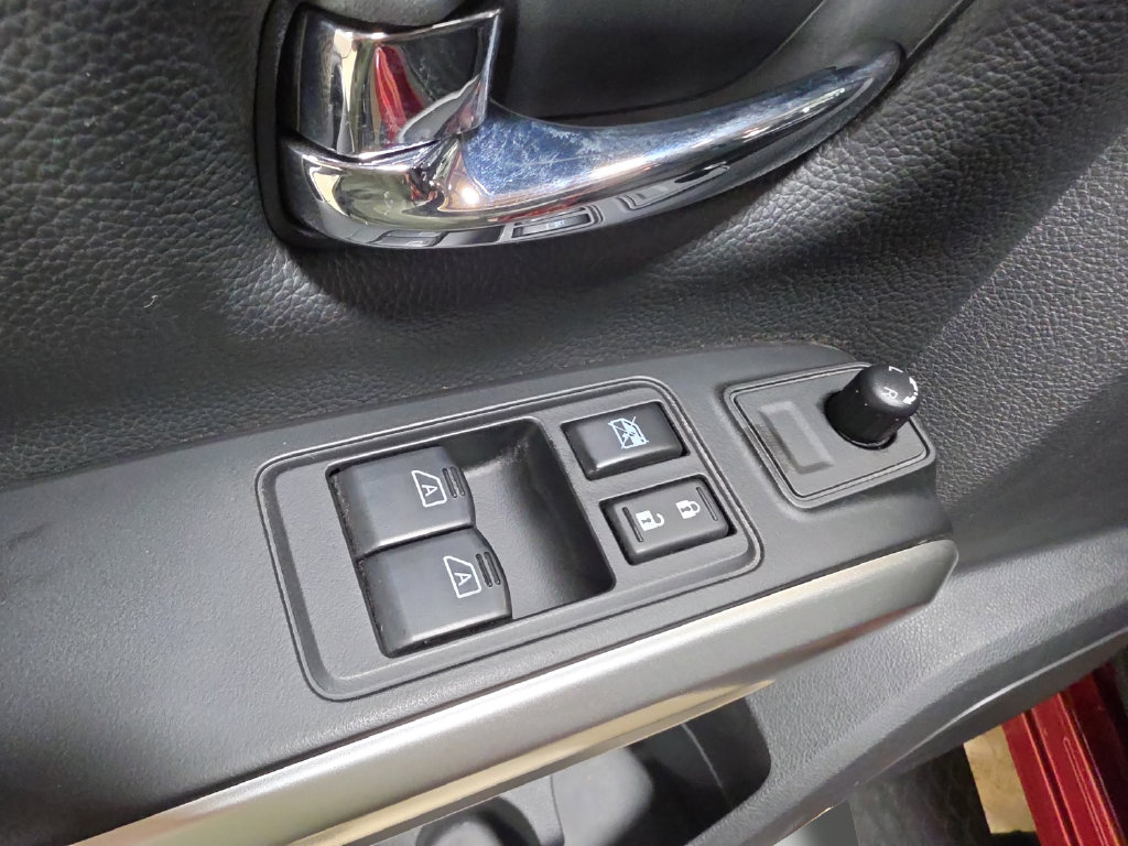 Used 2017 Nissan Titan SV AWD/4WD image 17