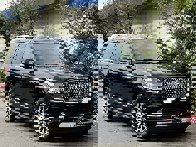 Used 2018 Lincoln Navigator Premiere image 2