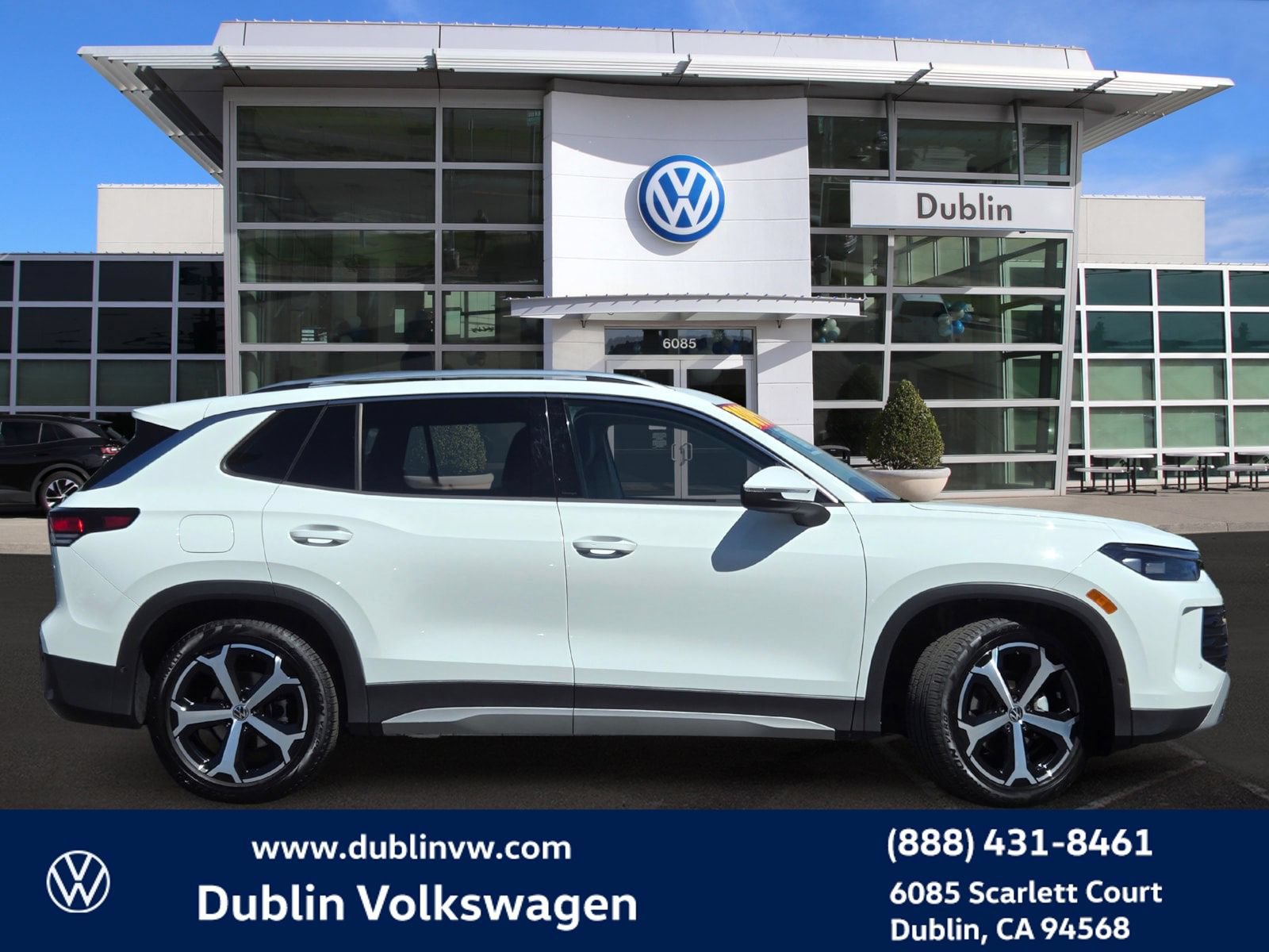 Certified 2026 Volkswagen Tiguan SE FWD image 3