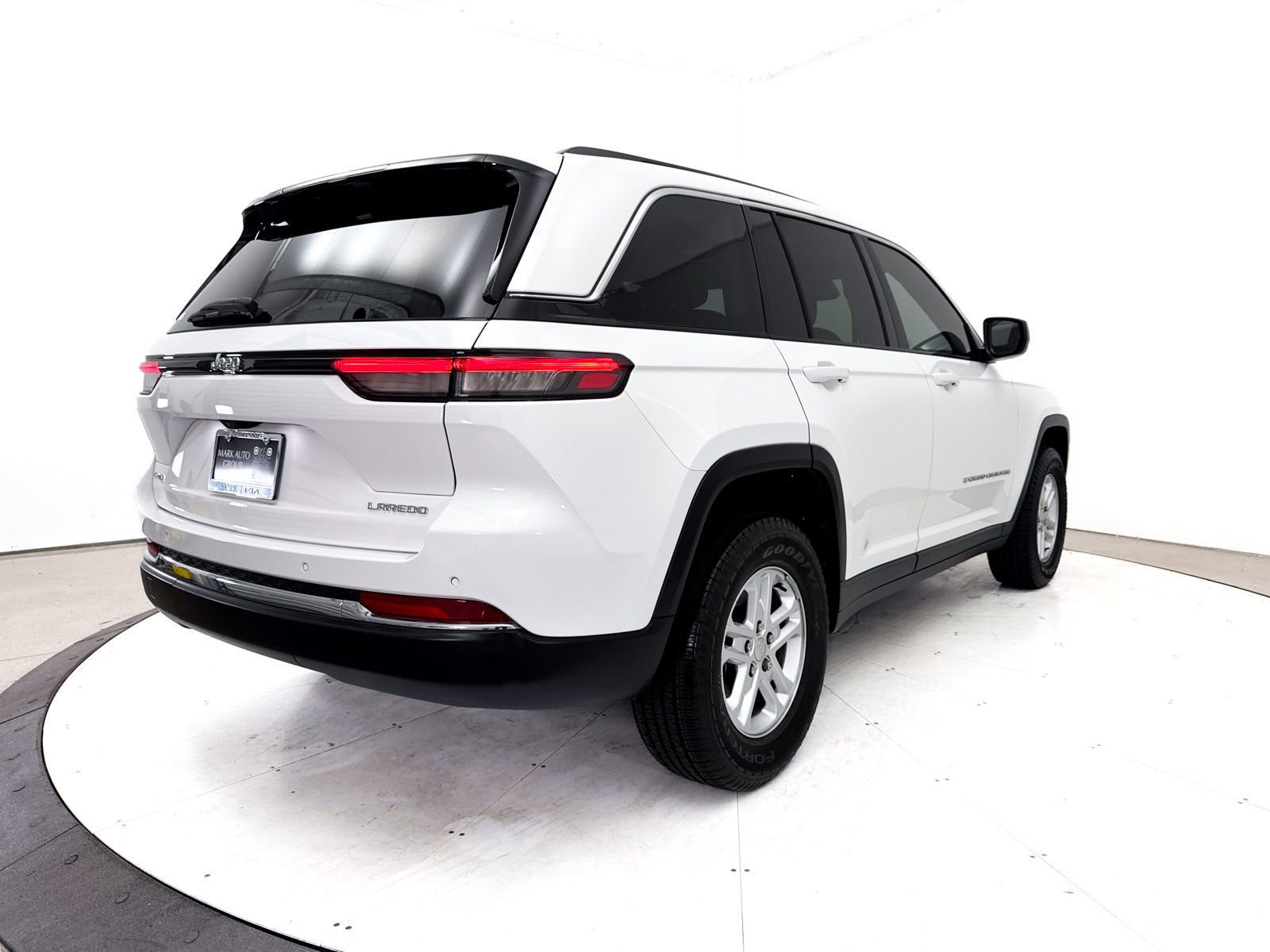 Used 2023 Jeep Grand Cherokee Laredo w/ Luxury Tech Group I AWD/4WD image 16