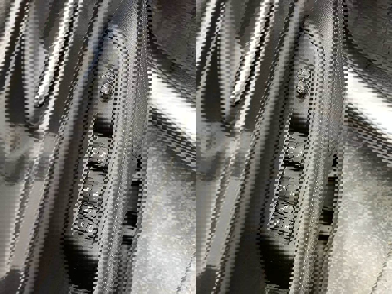 Used 2023 Jeep Grand Cherokee Laredo image 7