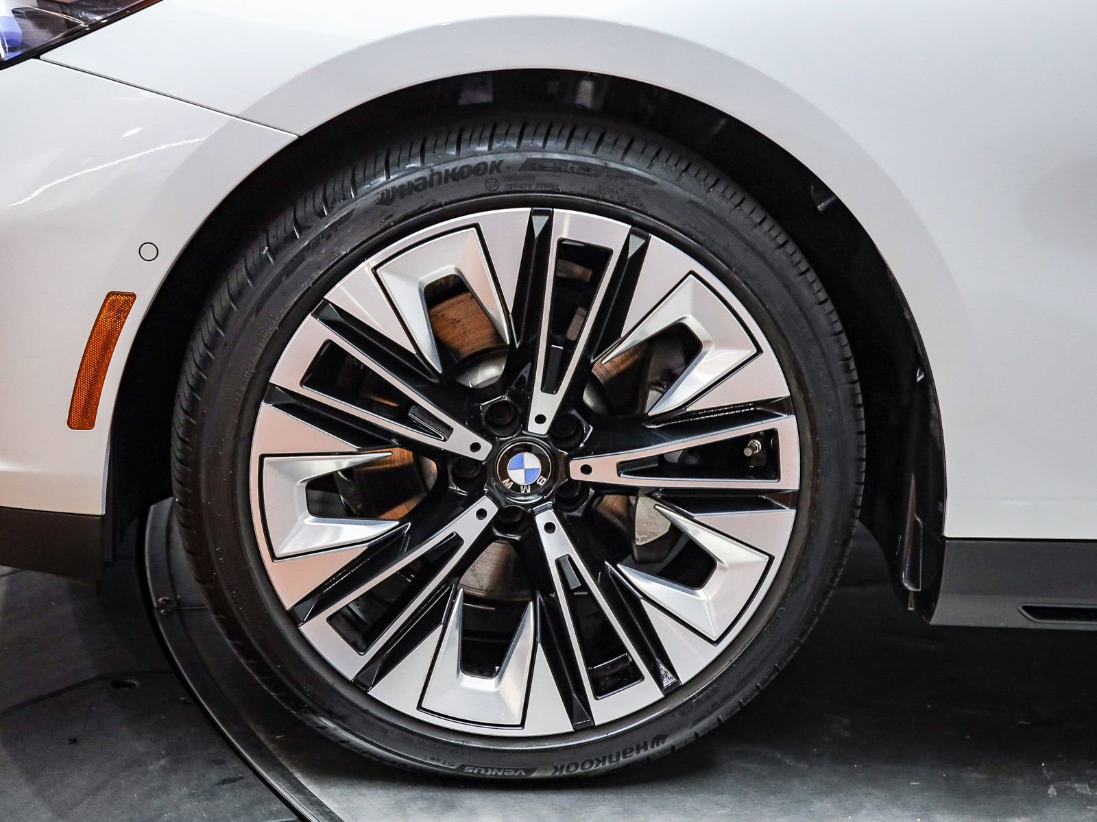 Used 2025 BMW 530i w/ Premium Package image 10