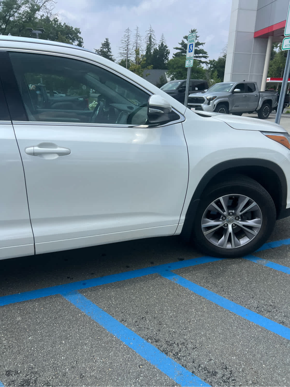 Used 2015 Toyota Highlander XLE AWD/4WD image 11