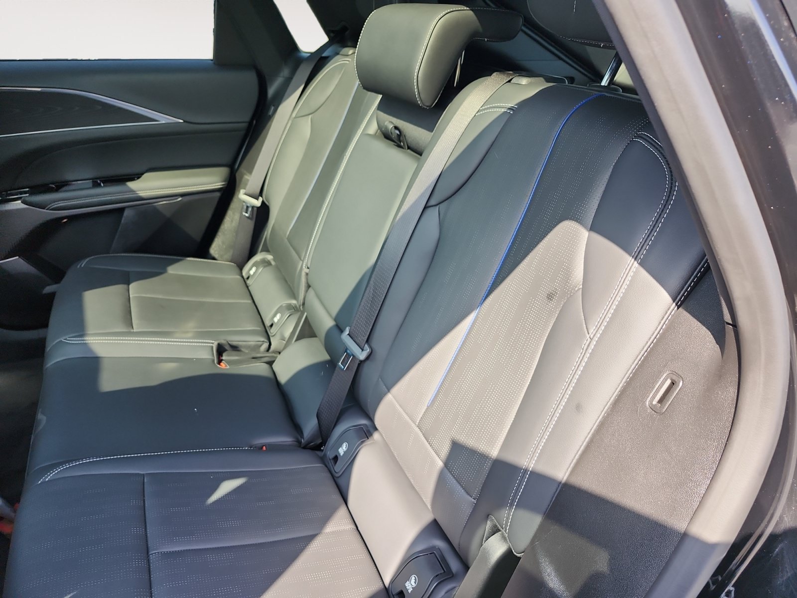 Used 2024 Cadillac Lyriq Luxury AWD/4WD image 13