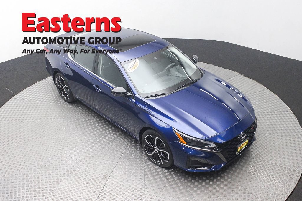 Used 2024 Nissan Altima 2.5 SR w/ SR Premium Package FWD image 3