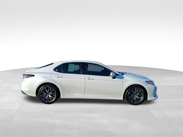 Used 2022 Toyota Camry XLE w/ Cold Weather Package image 6