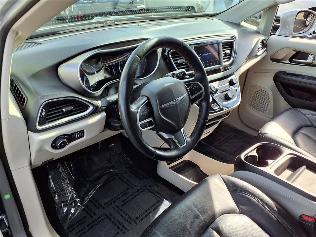 Used 2020 Chrysler Pacifica Touring-L image 15