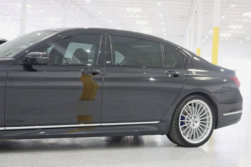 Used 2022 BMW ALPINA B7 xDrive w/ Luxury Rear Seating Package image 3