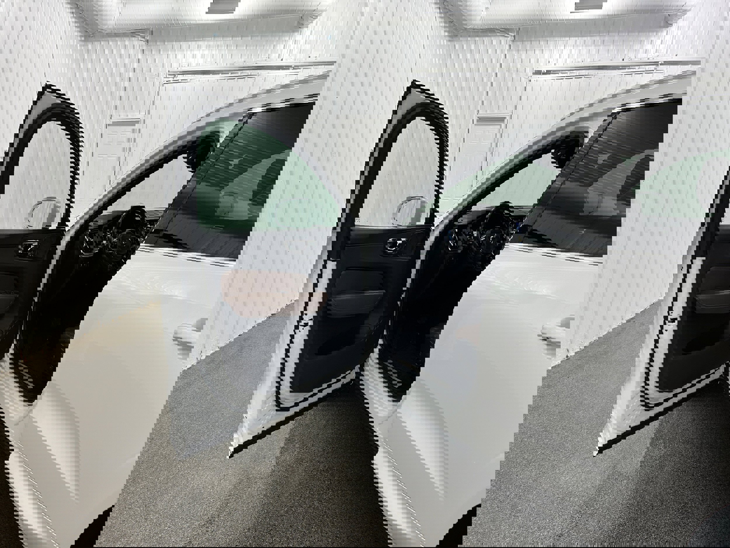 Used 2020 Volvo XC60 T6 Momentum image 21