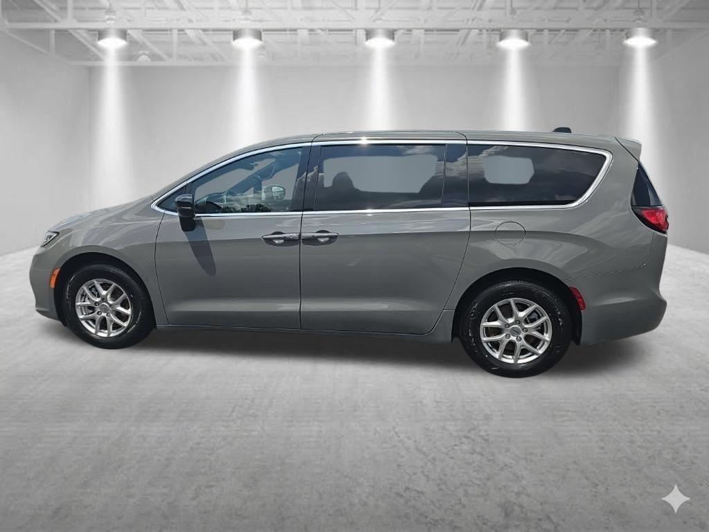 Used 2025 Chrysler Pacifica Select FWD image 7