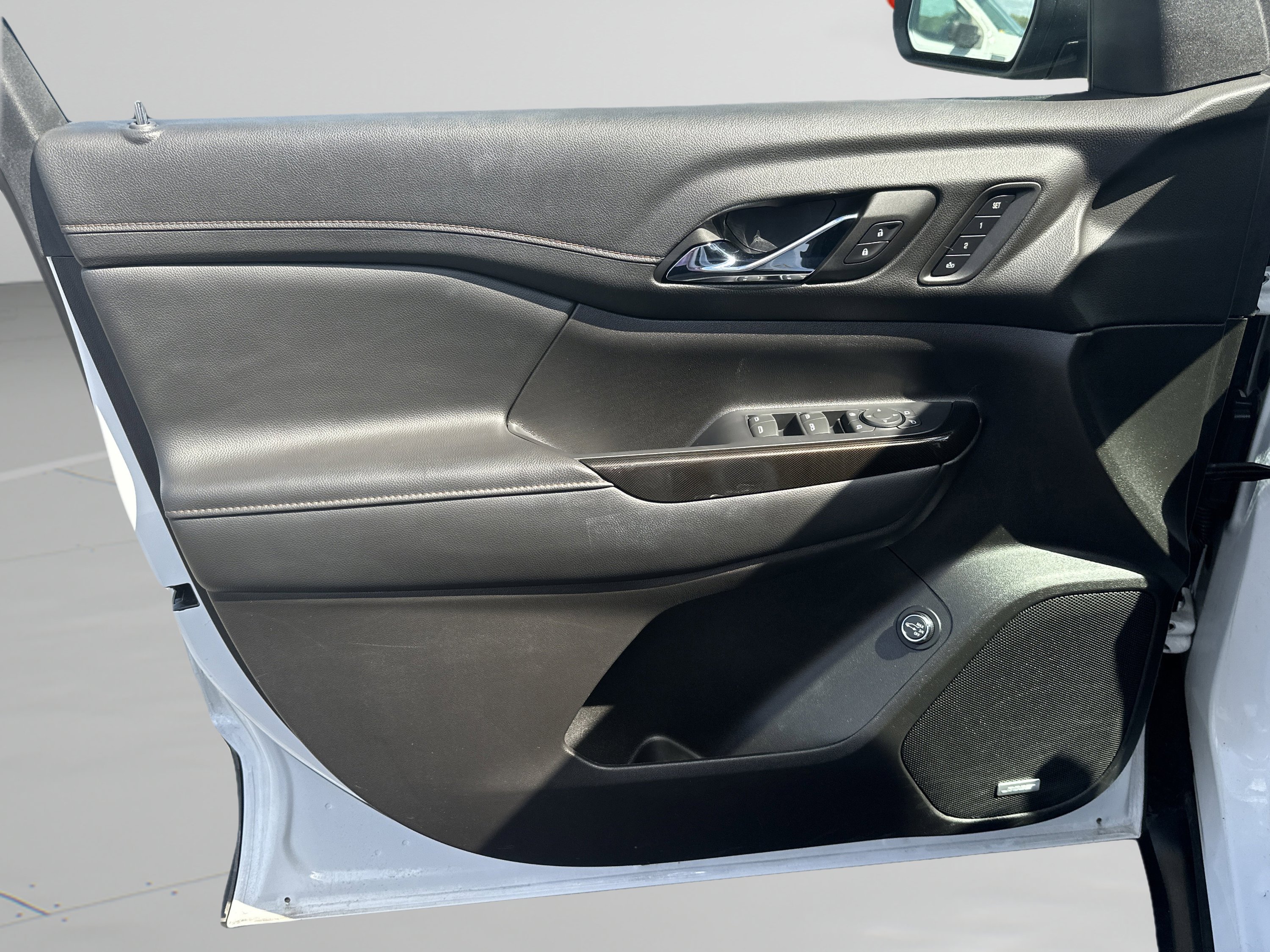 Used 2022 GMC Acadia AT4 w/ Technology Package image 16