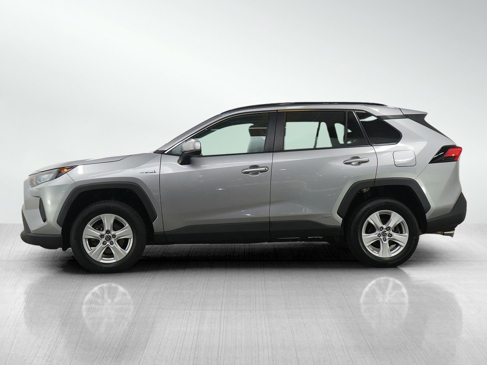 Used 2021 Toyota RAV4 LE image 2