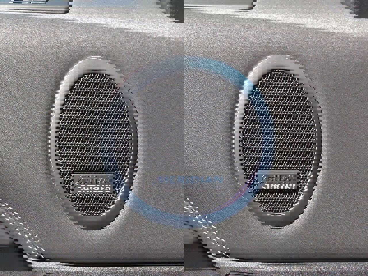 Used 2024 Land Rover Discovery Metropolitan Edition image 31