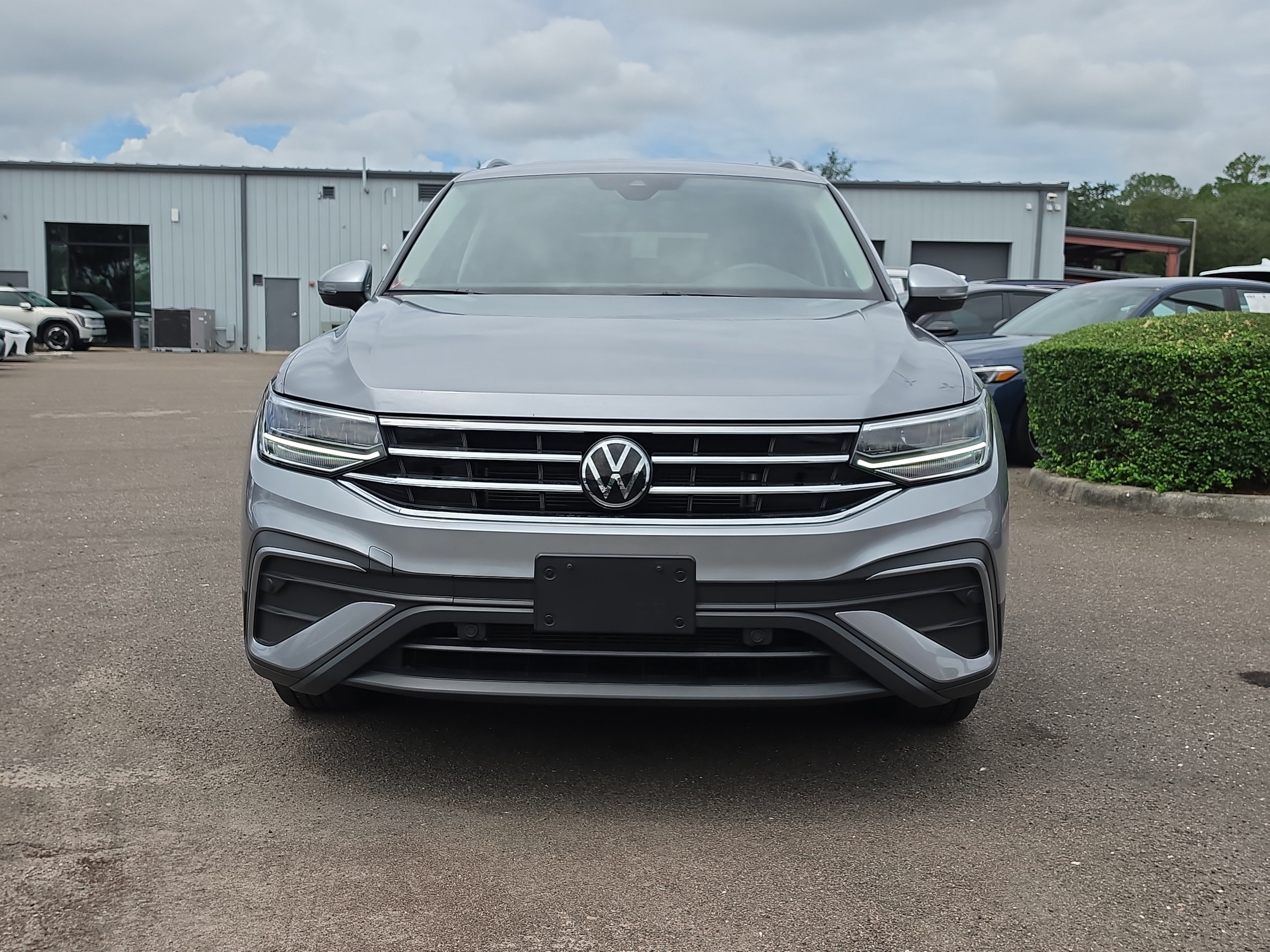 Used 2024 Volkswagen Tiguan SE FWD image 3