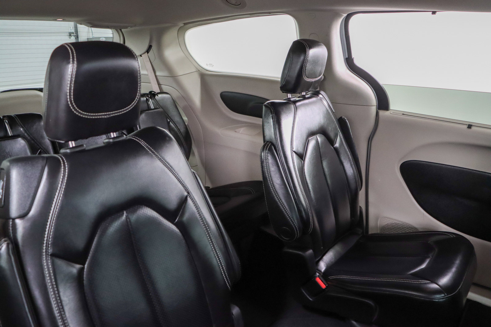 Used 2023 Chrysler Pacifica Touring-L FWD image 29