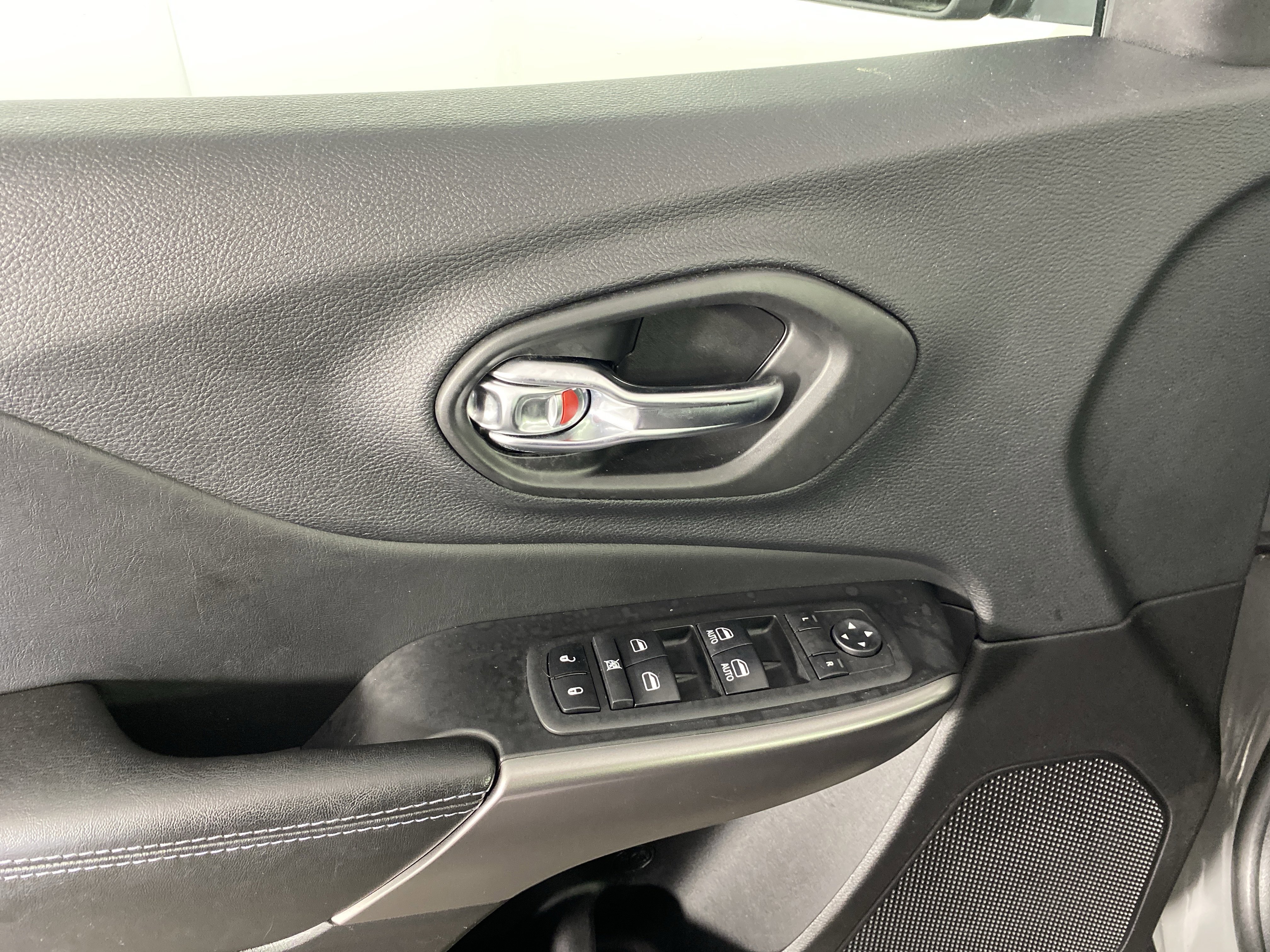 Used 2020 Jeep Cherokee Latitude Plus w/ Comfort/Convenience Group image 16