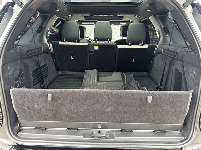 Used 2023 Land Rover Discovery Metropolitan Edition image 6