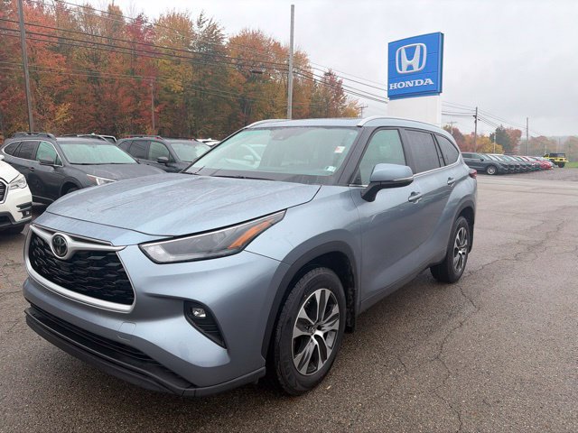Used 2024 Toyota Highlander XLE AWD/4WD image 2