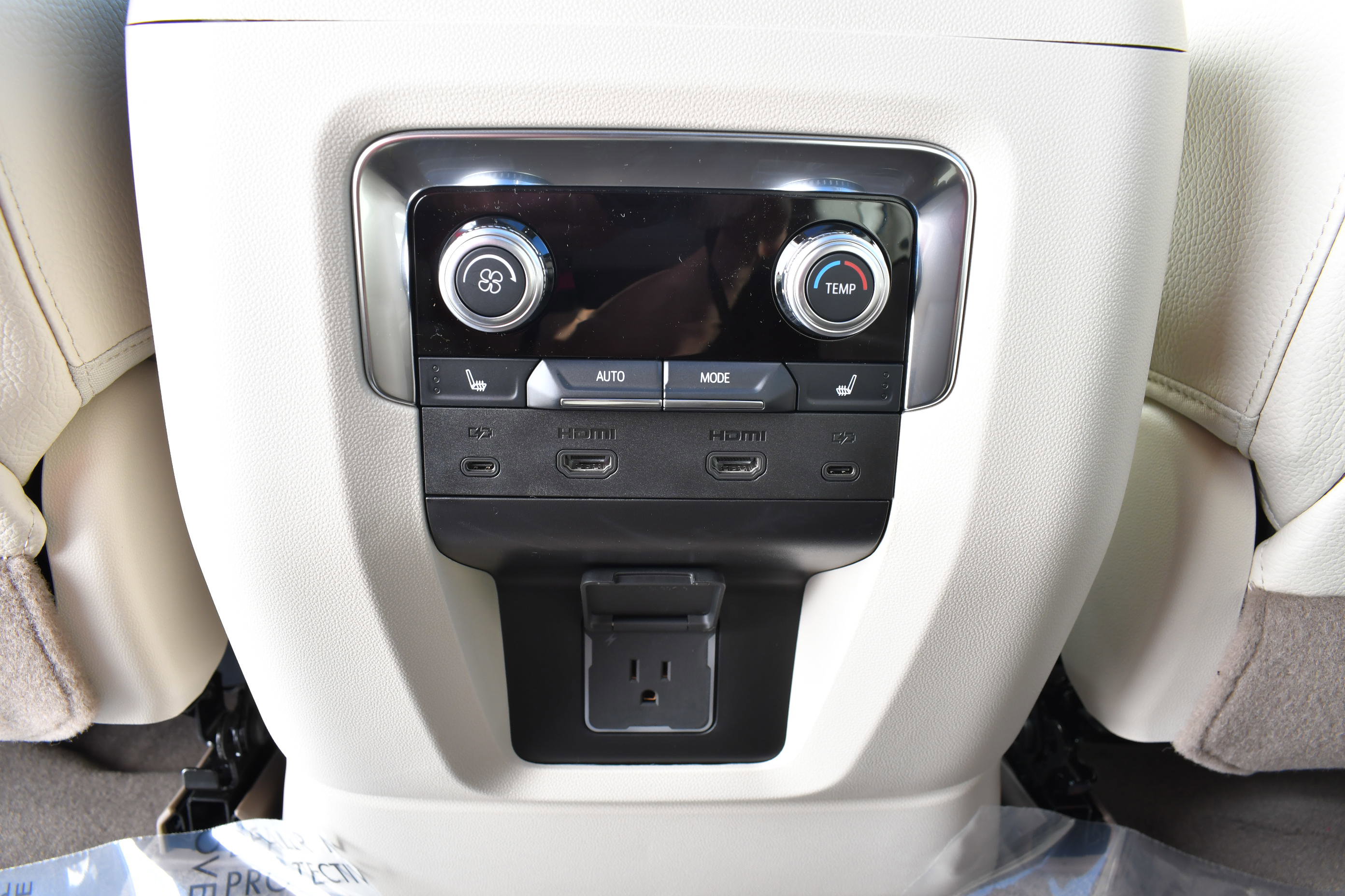 New 2026 GMC Yukon XL Denali w/ Denali Reserve Package image 28