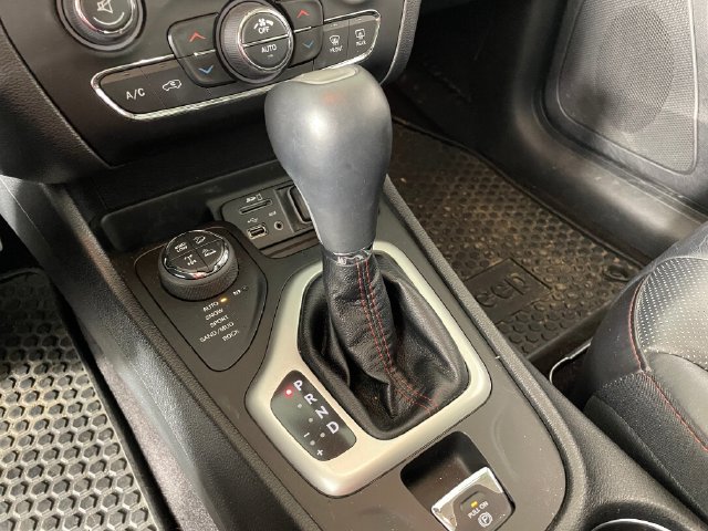 Used 2017 Jeep Cherokee Trailhawk AWD/4WD image 9