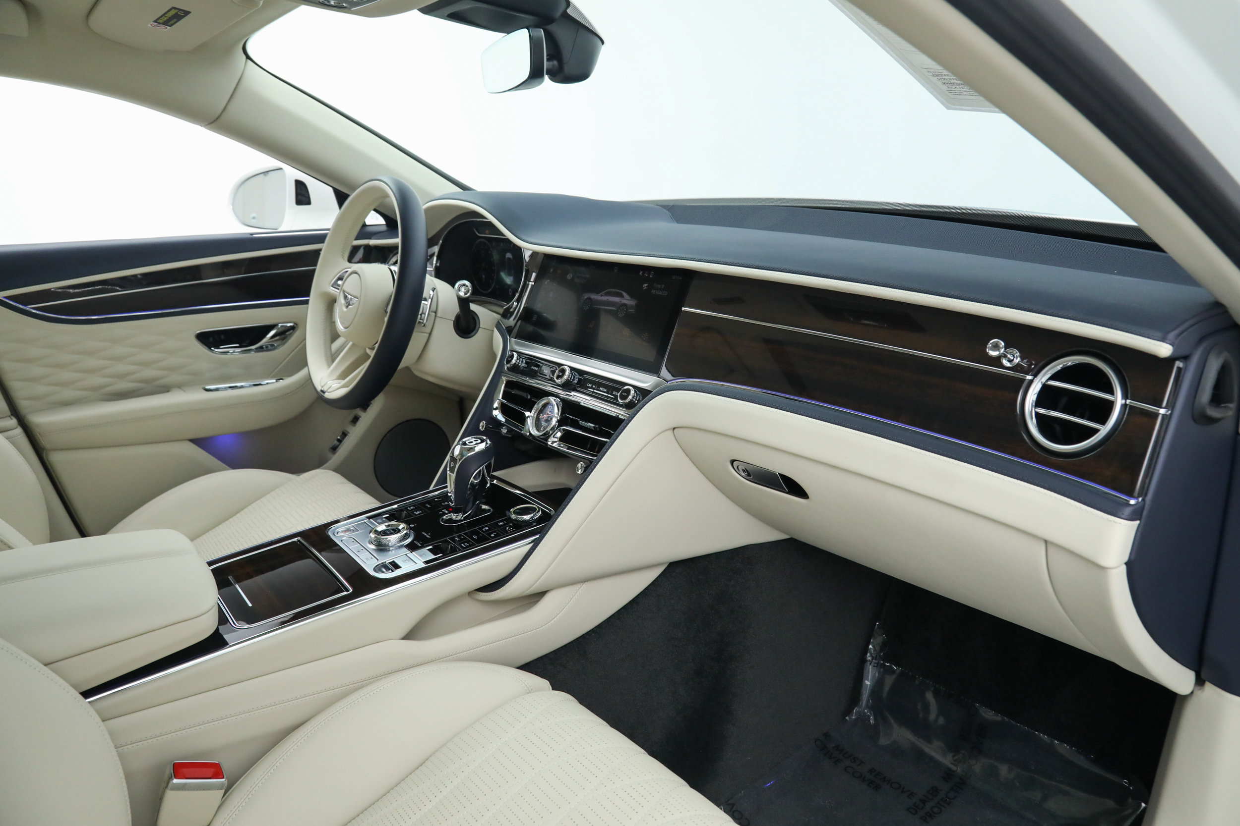 Used 2022 Bentley Flying Spur Plug-In Hybrid AWD/4WD image 16
