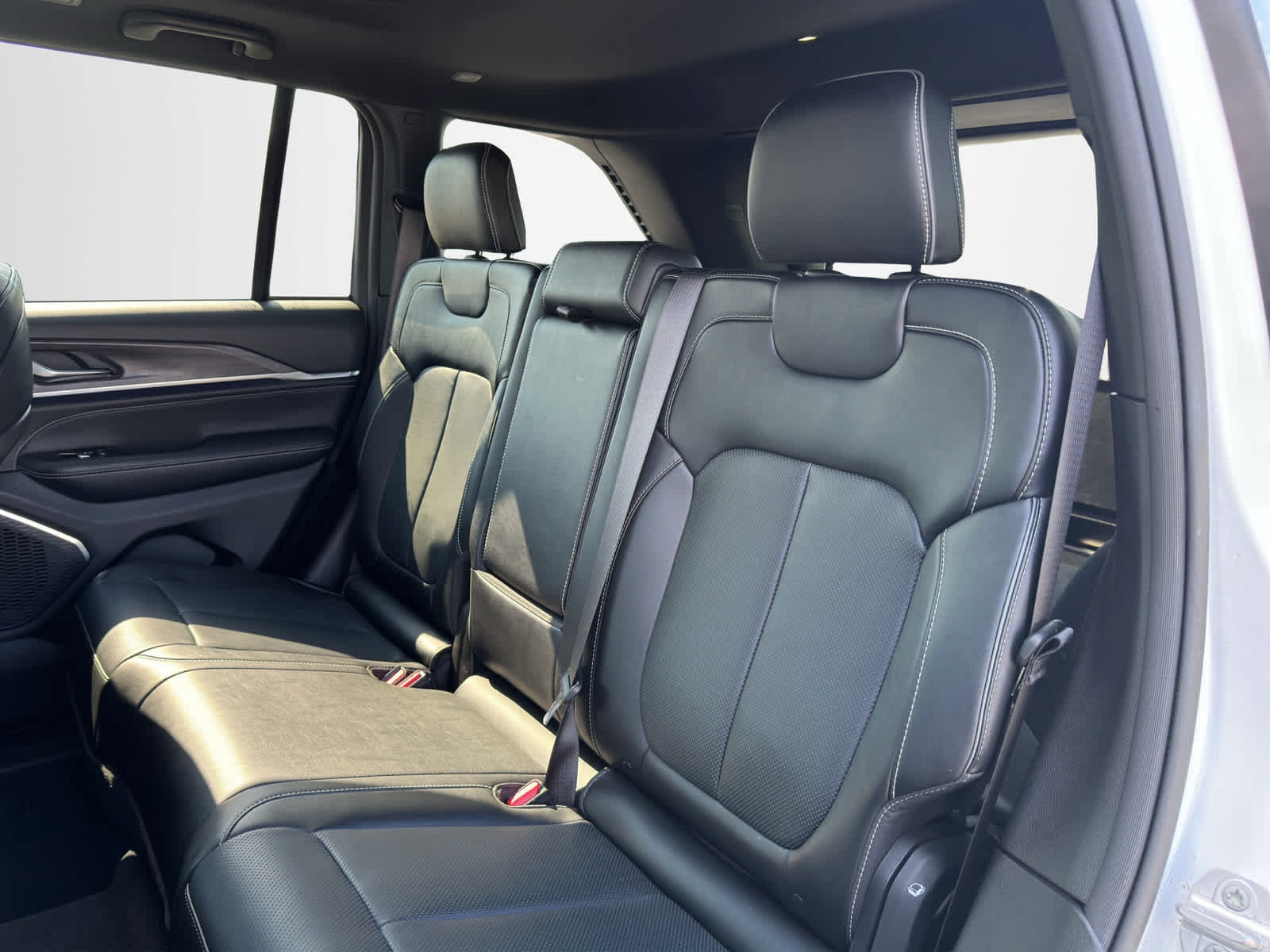 Used 2024 Jeep Grand Cherokee Overland AWD/4WD image 12