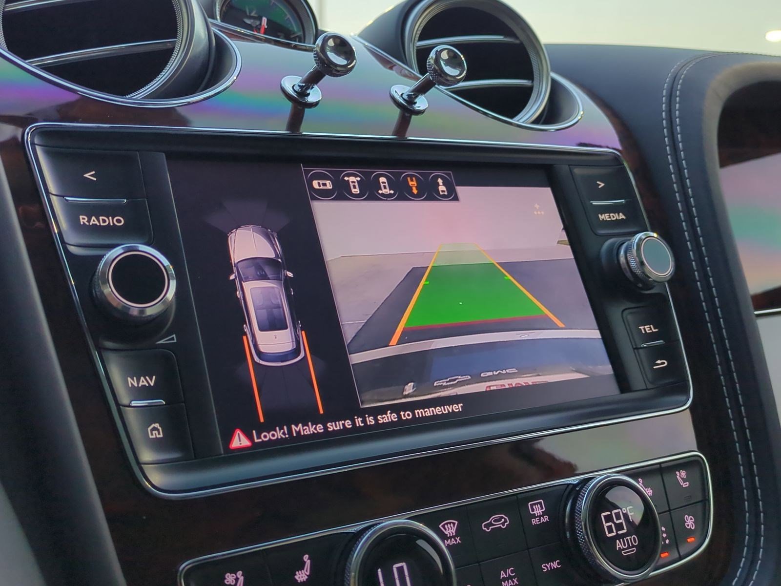 Used 2017 Bentley Bentayga image 24