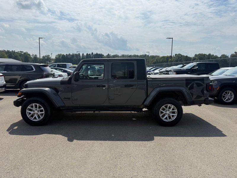 Used 2023 Jeep Gladiator Sport AWD/4WD image 16