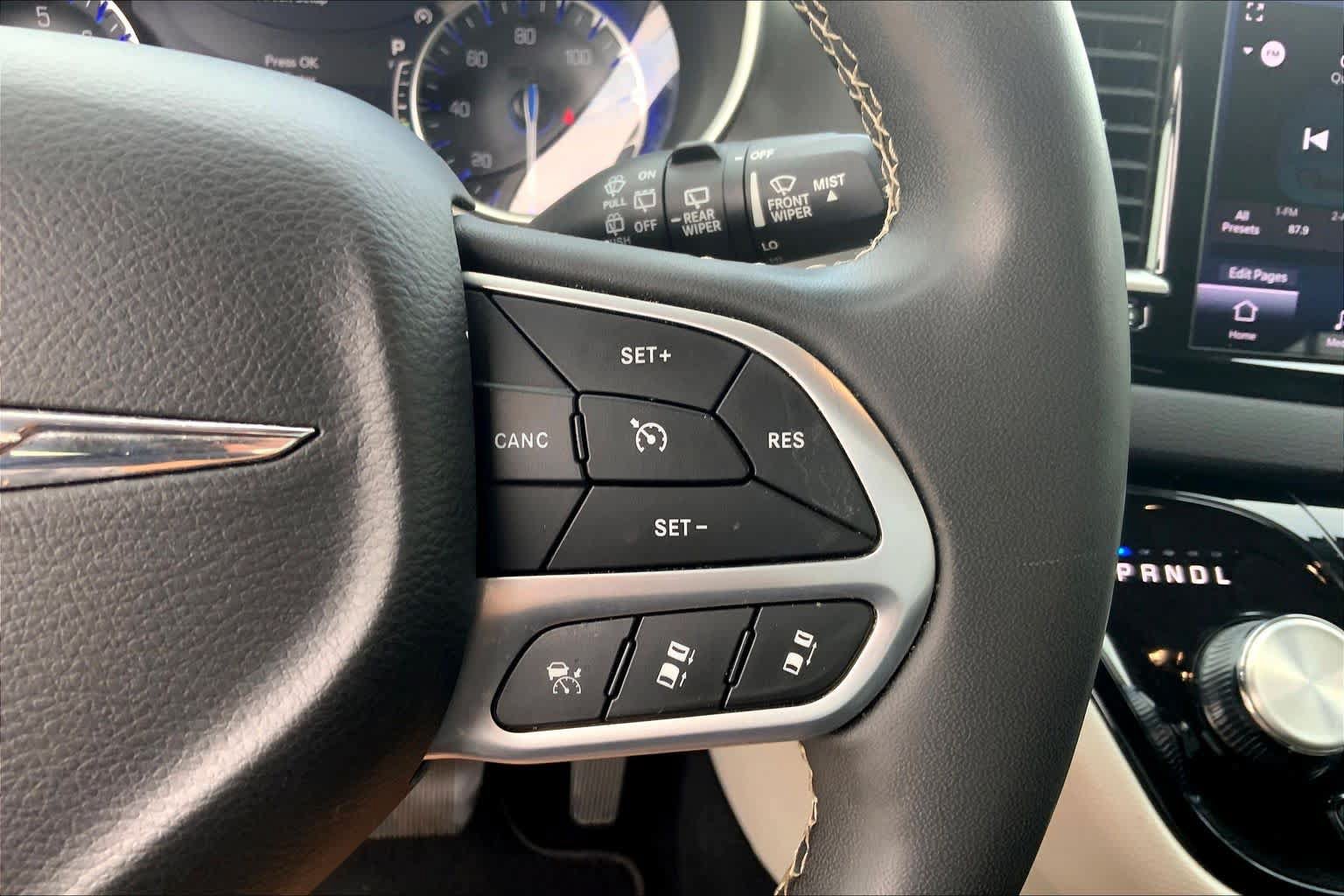 Used 2024 Chrysler Pacifica Touring-L FWD image 25