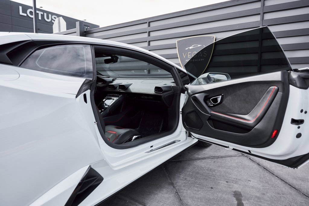Used 2020 Lamborghini Huracan EVO image 27