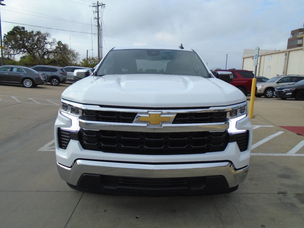 Used 2025 Chevrolet Silverado 1500 LT RWD image 2